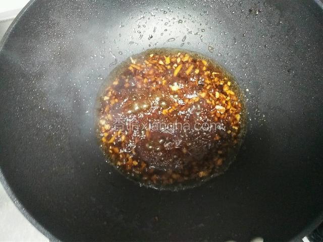 倒入生抽，老抽，糖，耗油，少许的盐和清水，搅拌均匀，烧至汤汁沸腾。