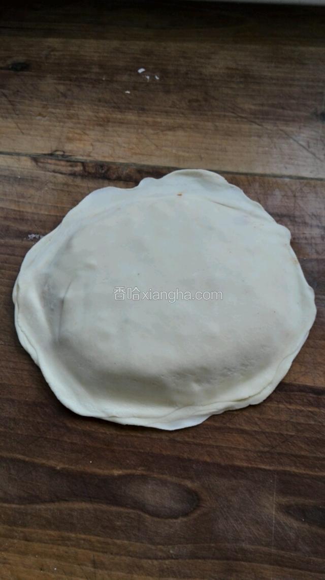 一层一层叠加好，共四层。周边压紧。