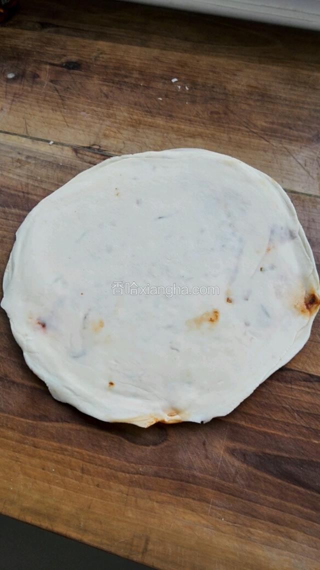 擀成一个大饼，不易擀的太薄。