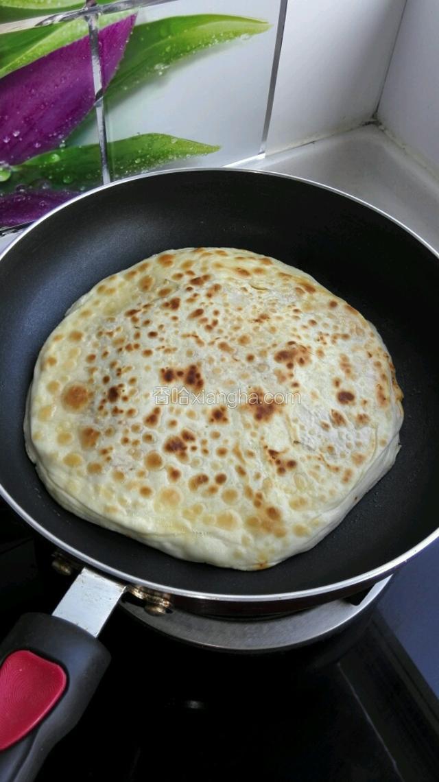 当两边煎黄就可以出锅了。