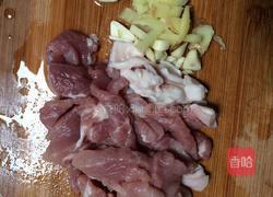 剁椒蚕豆肉片的做法图解1