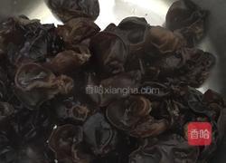 西芹拌木耳的做法图解1