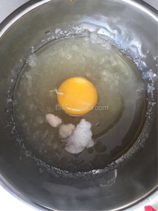 放入鸡蛋 泡打粉 小苏打 混合均匀