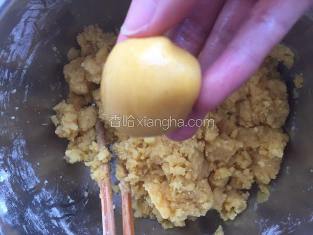 取出一部分揉成手掌大小 按成饼状
