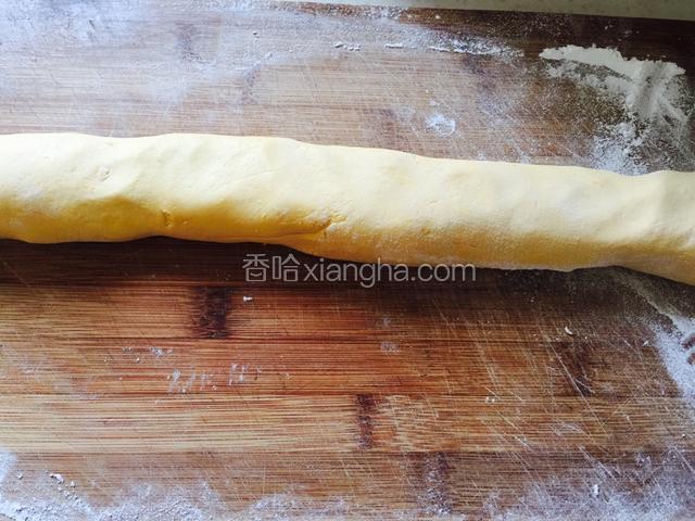 将面团搓成长条。