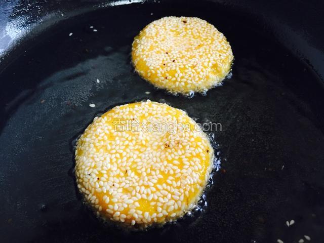 锅里下油烧热，放入面饼煎至两面金黄，一定要小火。