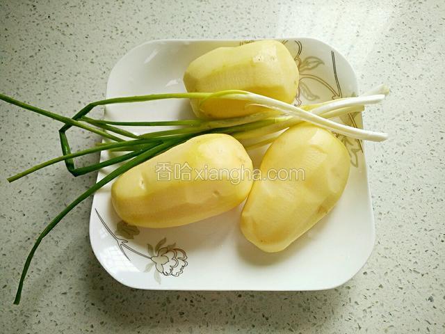 土豆、葱洗净。