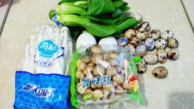 准备好白雪菇，蟹味菇，鸭蛋，鹌鹑蛋，青菜