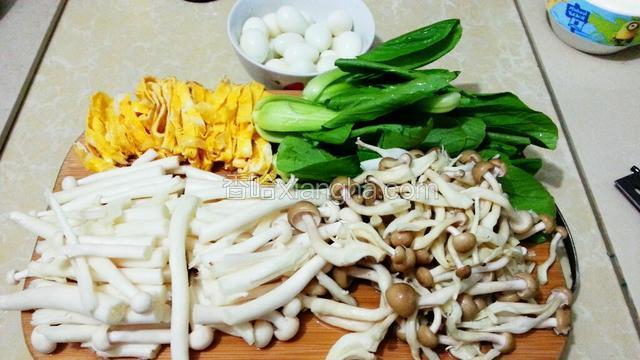 白雪菇洗净切断，蟹味菇洗净，蛋皮切丝，鹌鹑蛋烧好去皮，青菜洗净