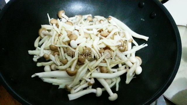 锅里放少许油，放入菌菇