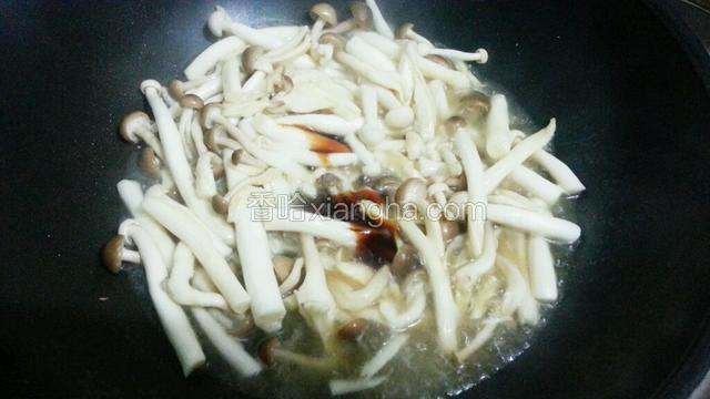 翻炒片刻出水，加入盐，料酒，耗油