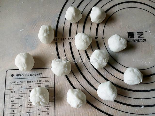 面团分成大小约15g左右的小剂子。大小随个人喜好，我觉得15g刚好。