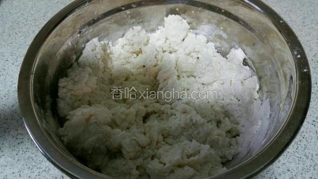 糯米粉与面粉或（或米粉）按4:1质量比混匀，加入适量的开水先调成絮状再揉成团备用