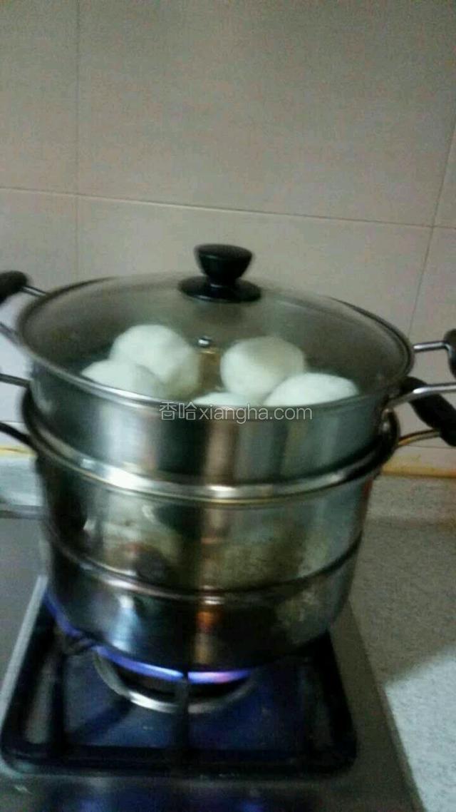 上汽菜团入蒸锅蒸15分钟。关火后虚蒸两分钟即可
