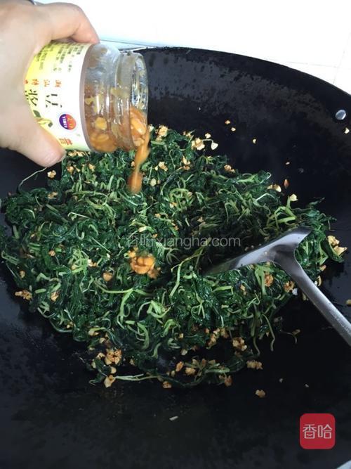 把麻叶倒进搅拌，加上适量豆酱，搅拌均匀，出锅