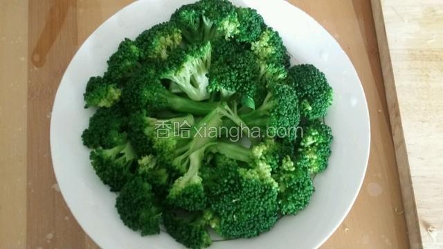锅里放水 一点油 水开下西兰花 汆烫45秒捞出 过凉水 摆盘