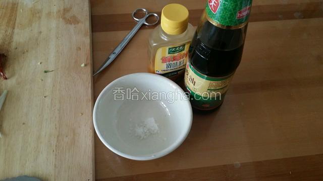 用蒸鱼豉油糖和鸡汁调一个碗汁