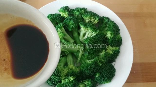 均匀的浇在西兰花上