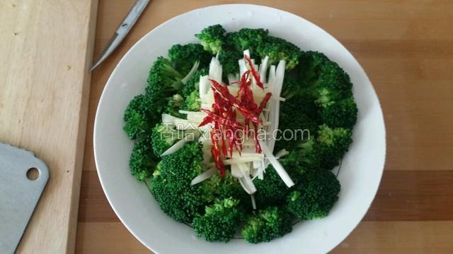 中间依次放葱丝姜丝和干辣椒丝