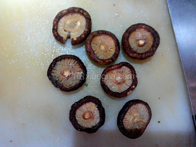 再香菇上淋上一点点的油