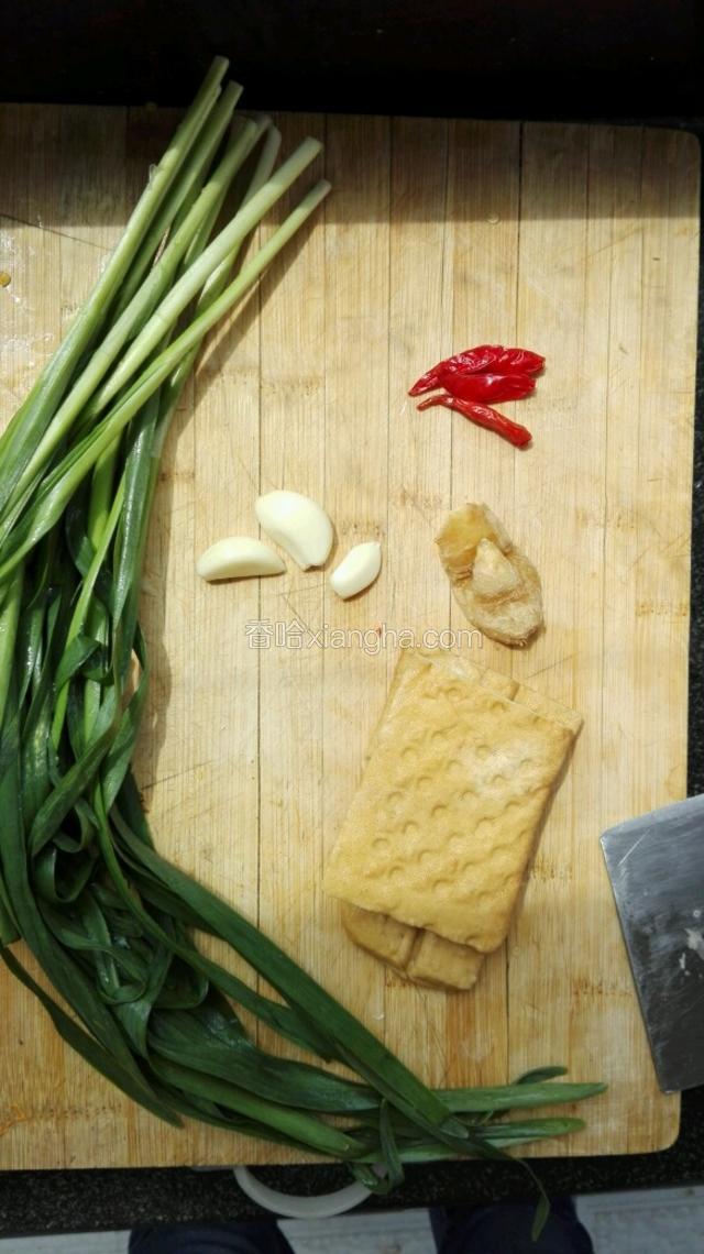 准备材料，韭菜。豆干。辣椒，大蒜，生姜