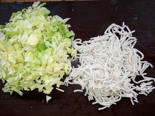 卷心菜切丁，泡软的粉条切段。如图