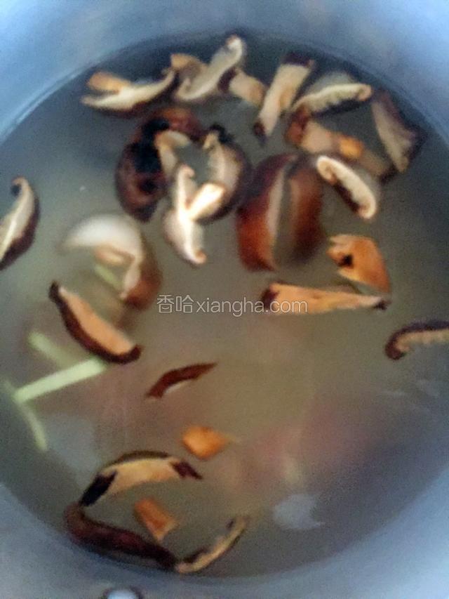 洗好东北大米加适量的水加入姜，香菇，鸡骨入锅