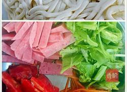 番茄鸡蛋火腿炒面的做法图解1