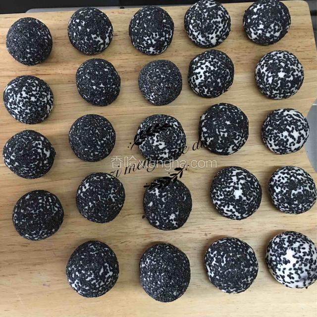 把所有的小剂子以图7和图8的步骤一一做好。
