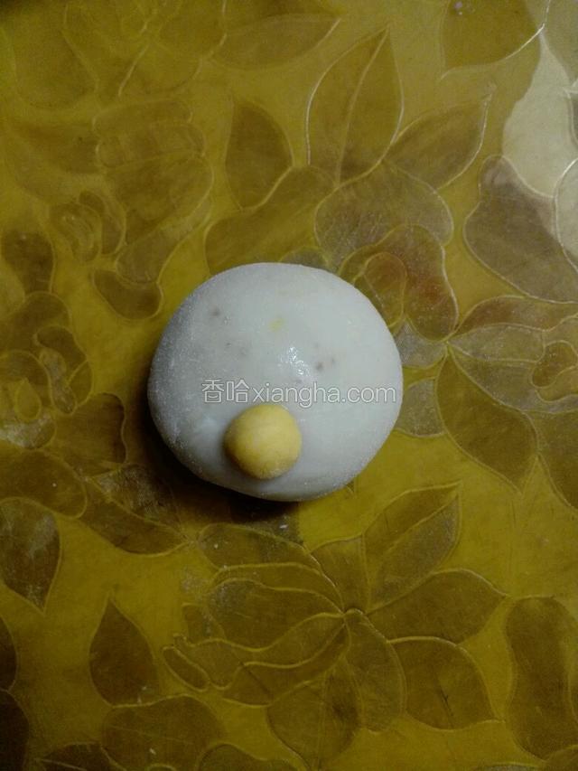 把南瓜面团戳成一个小圆形状，做kitty嘴巴。