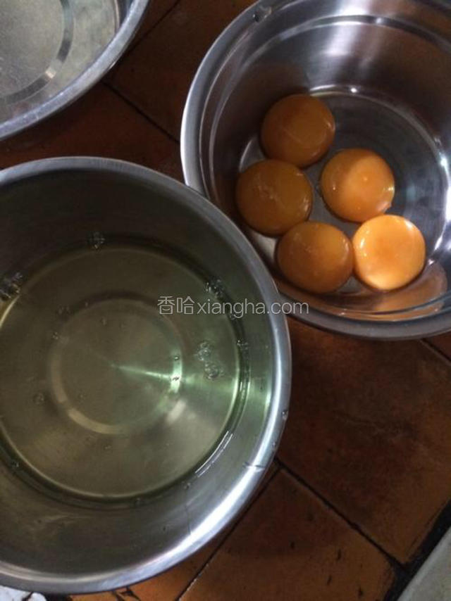 把蛋清蛋黄分离 严格分离！！蛋清中不要有蛋黄 蛋黄不要有蛋清 也不能有水 所以器皿中的水要擦干 把蛋清蛋黄分别分开在两个小器皿里 