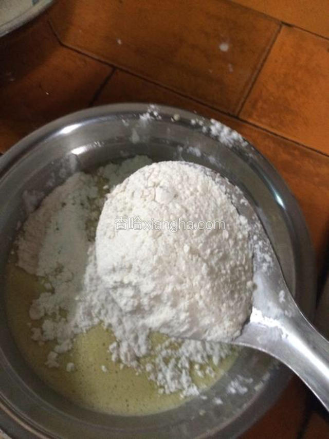 然后把面粉分次加入到蛋黄液中 搅拌均匀 可以用打蛋器手动搅拌 