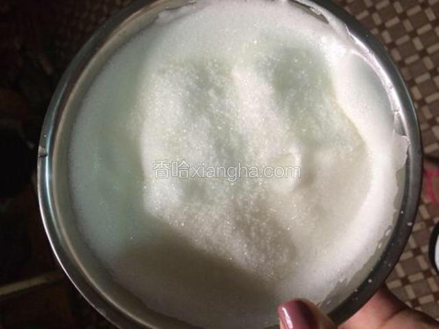 打到成半奶油状（如下图）继续加入剩下的糖 