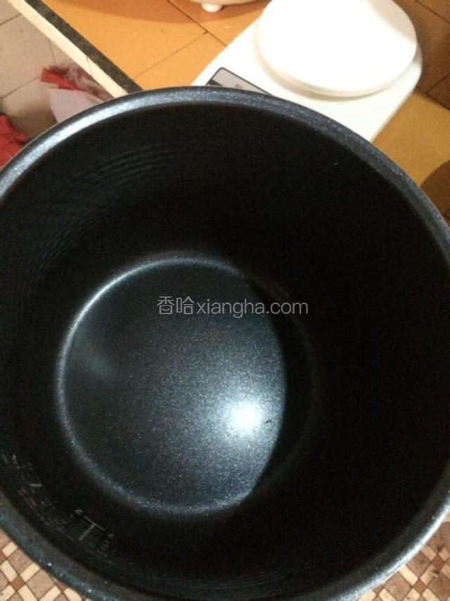 最后 电饭煲刷一层油 预热五分钟