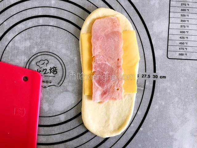 再铺上一片培根。