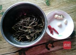 凉拌蕨菜的做法图解1