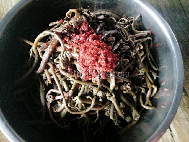 倒入辣椒油，搅拌钧匀