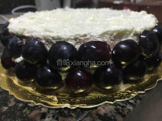 葡萄对半切开，然后周边粘上