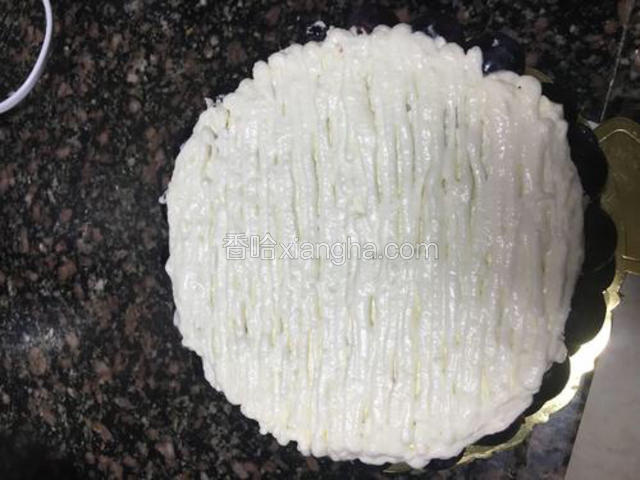 奶油装入裱花袋，剪小口，蛋糕面上来回拉直线