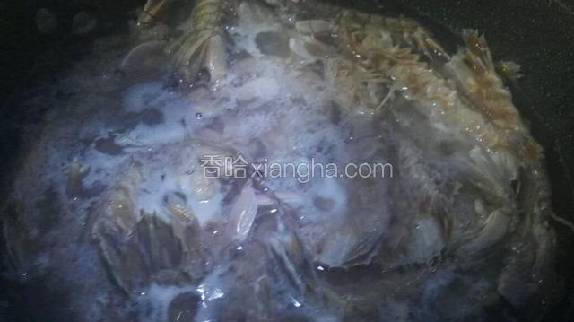 将虾爬子用凉水加1勺盐，浸泡10分钟。