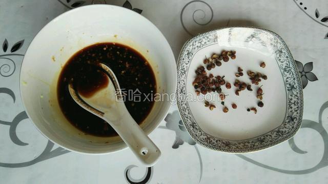 取一小碗加白糖、料酒、生抽、蒸鱼豉油、香醋、姜汁调成碗汁。
