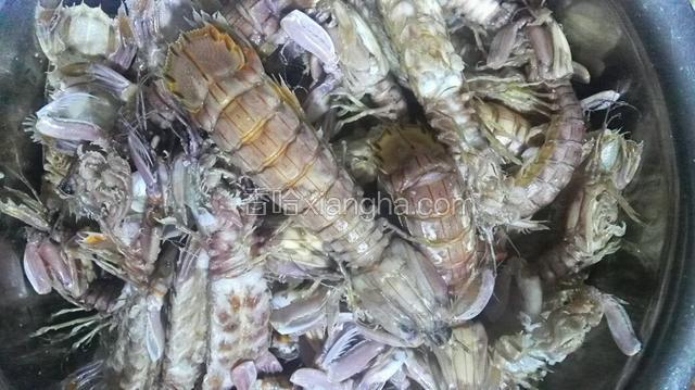 下虾爬子煮4分钟关火，在锅中停留2分钟后捞出控水。