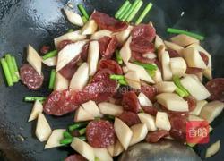 杏鲍菇炒腊肠的做法图解4