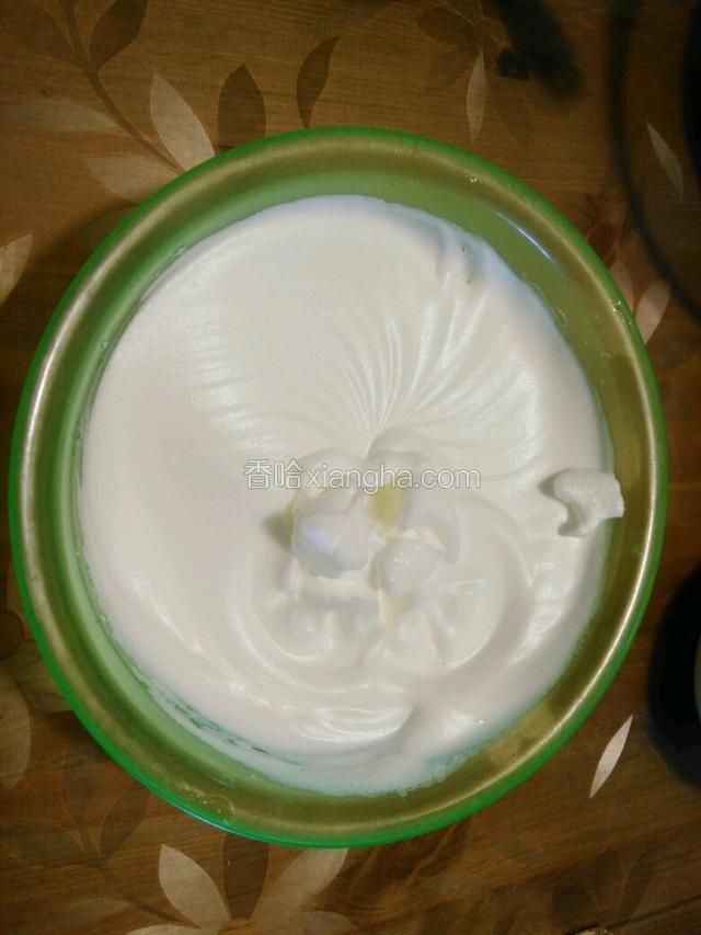 蛋液加糖，打蛋机搅拌成湿性发泡