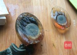 松花蛋拌豆腐的做法图解2