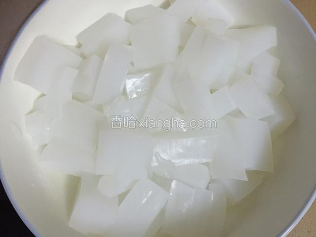 凉粉洗干净切小段