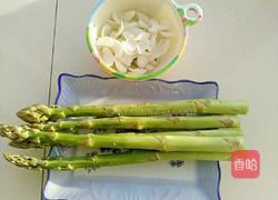 芦笋炒百合的做法图解1