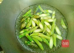芦笋炒百合的做法图解3