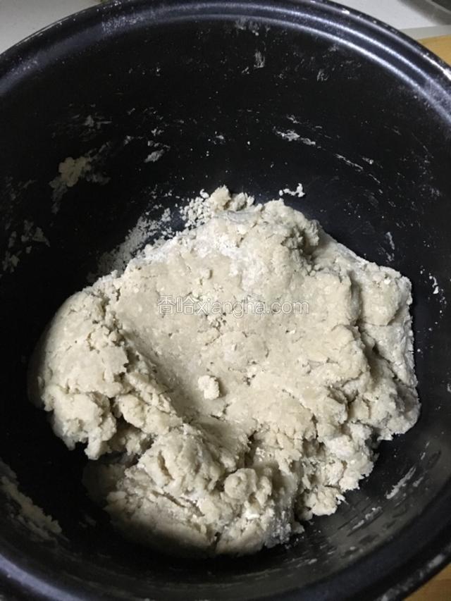 300g莜面500g开水用筷子拌成面疙瘩，由于是开水和面 面会很烫，需晾半分钟，然后用手揉成光滑面团。