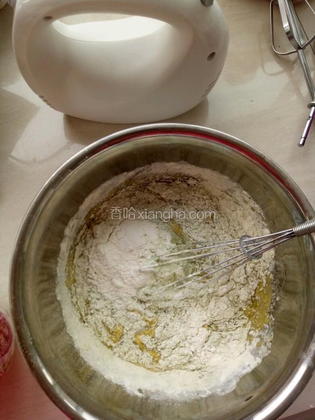 过筛倒入蛋黄糊中拌匀